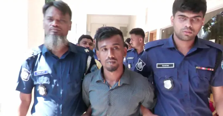 মৃত্যুদণ্ডপ্রাপ্ত আসামি জাহাঙ্গীর আলমকে আদালত থেকে কারাগারে নেয়া হচ্ছে